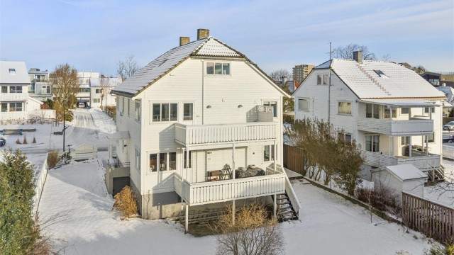 Romslig og solrik, felles hage. Balkongen i 2. etasje tilhører leiligheten.