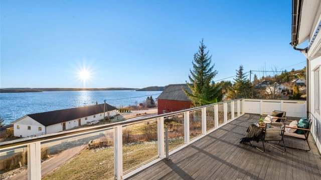 Verandaen har god plass til utemøbler og grill. Selger opplyser om solgang fra tidlig morgen og til ca. kl. 20.00 på sommerstid.