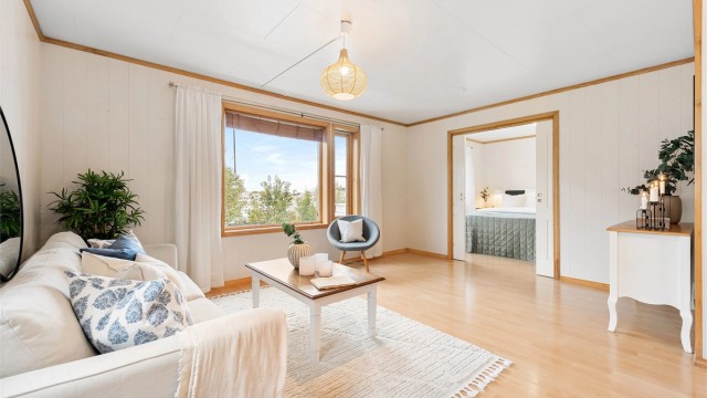 Lys og attraktiv stue med adskilt åpen kjøkkenløsning. Stor dobbel skyvedør inn til soverommet.