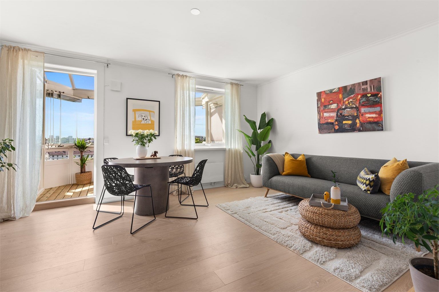 En lekker og innholdsrik 3-roms toppleilighet som ligger høyt og fritt til på Teisen! Svært god planløsning og gode sol- og utsiktsforhold! 