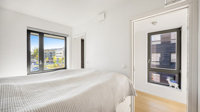Romslig soverom med plass til dobbeltseng samt klesoppheng