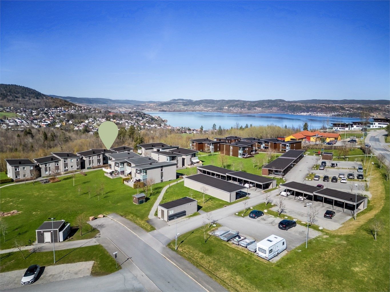 Her er det kort vei til butikker, buss, barneskole og gode turmuligheter. Umiddelbar nærhet til barneskole. 
Foto: Ole Thoresen