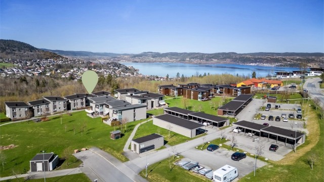 Her er det kort vei til butikker, buss, barneskole og gode turmuligheter. Umiddelbar nærhet til barneskole.
Foto: Ole Thoresen