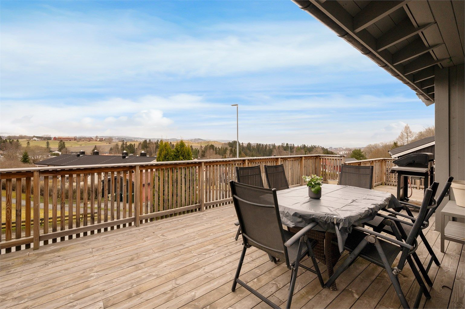 En stor veranda langs hele fasaden tar vare på både sol- og utsiktsforhold.