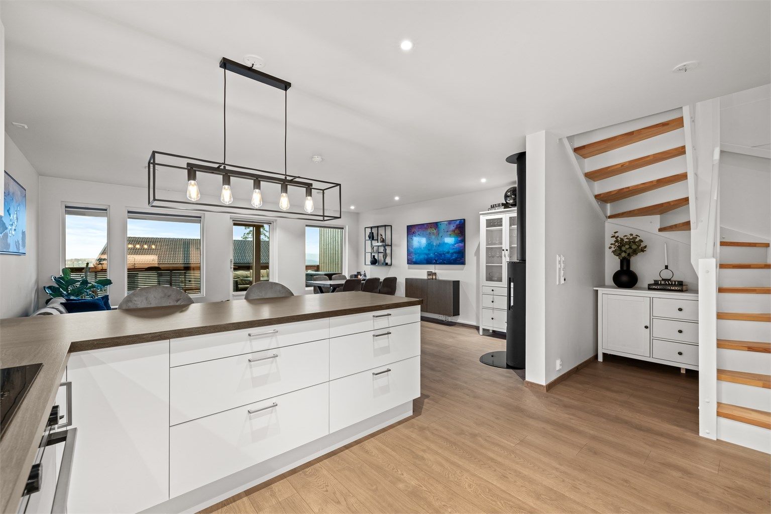 Kjøkkenøya fungerer som en sosial sone og gir ekstra arbeids- og spiseplass.