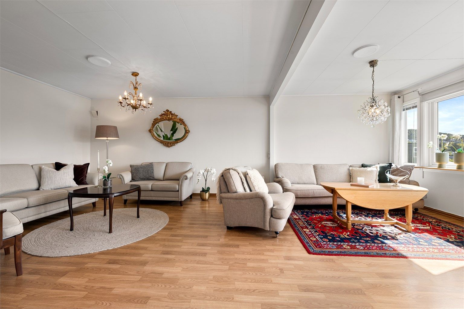 Romslig stue med god plass til flere sittegrupper