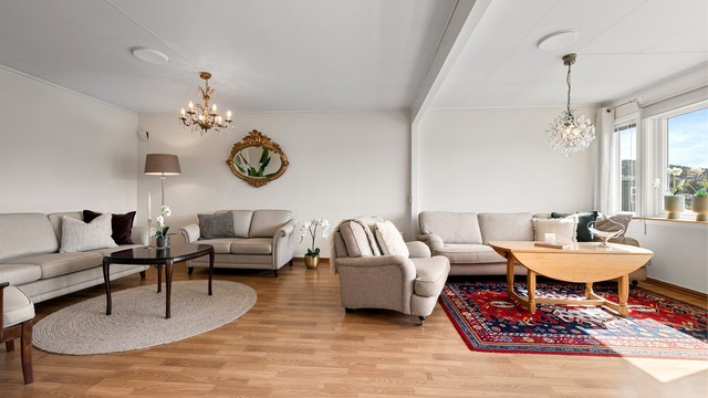 Romslig stue med god plass til flere sittegrupper
