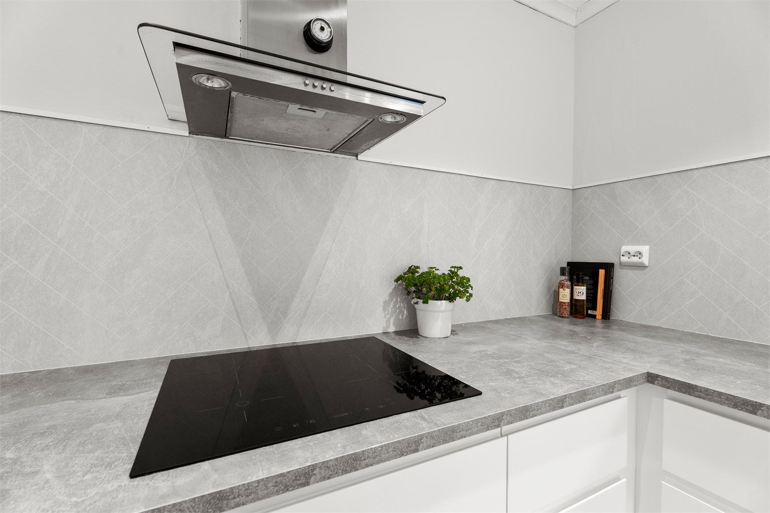 Nåværende eier har blant annet byttet benkeplate og veggplater. 