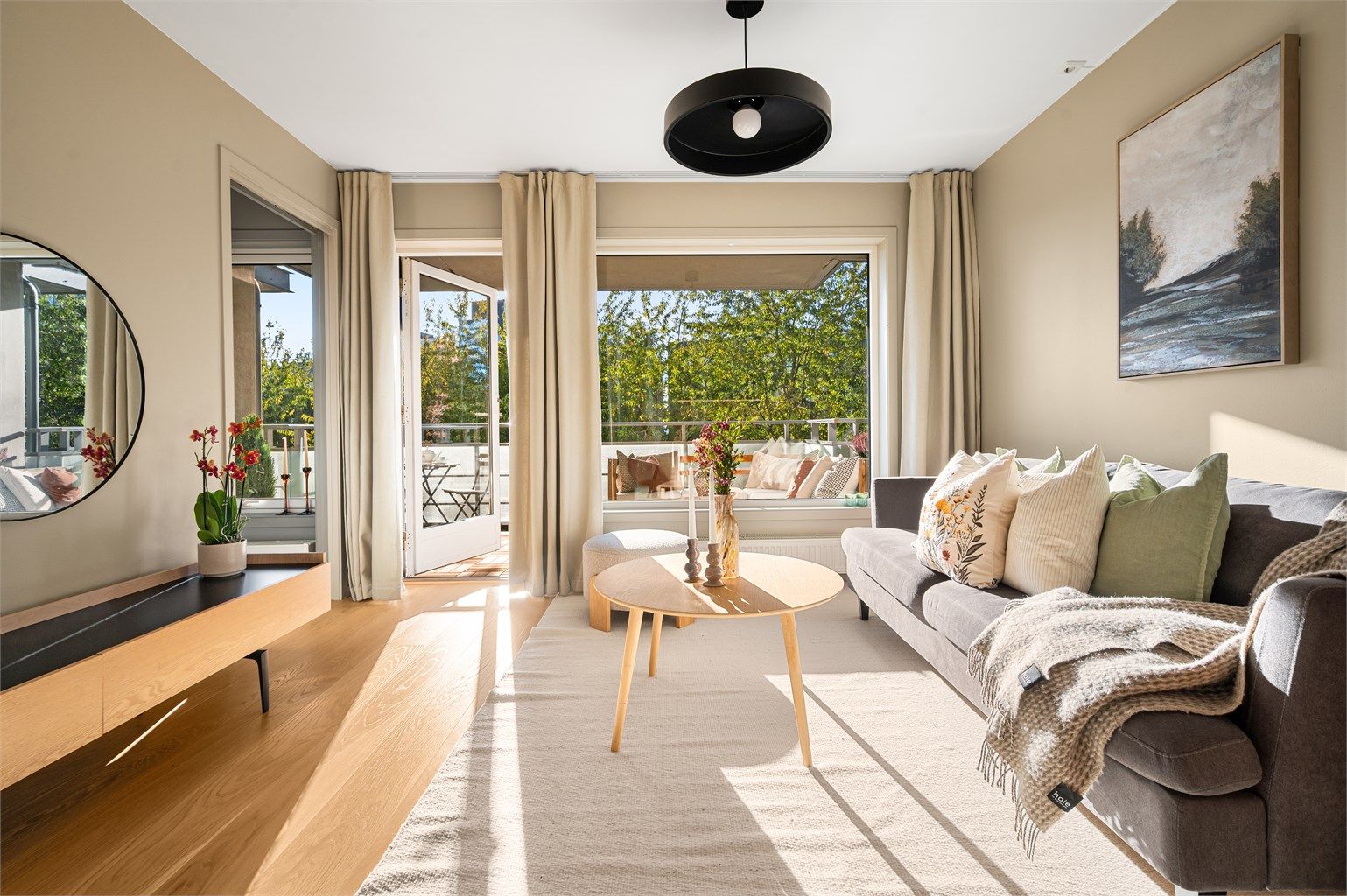Boligen har en meget god planløsning og holder god standard. Stuen er av god størrelse med plass til sofa, tilhørende salongbord og TV-seksjon.