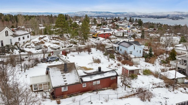 Velkommen til Solhaugveien 14 - Presentert av Anniken Øderud v/Krogsveen Nesodden. Foto: Per Oscar Skjellnan v/Efkt