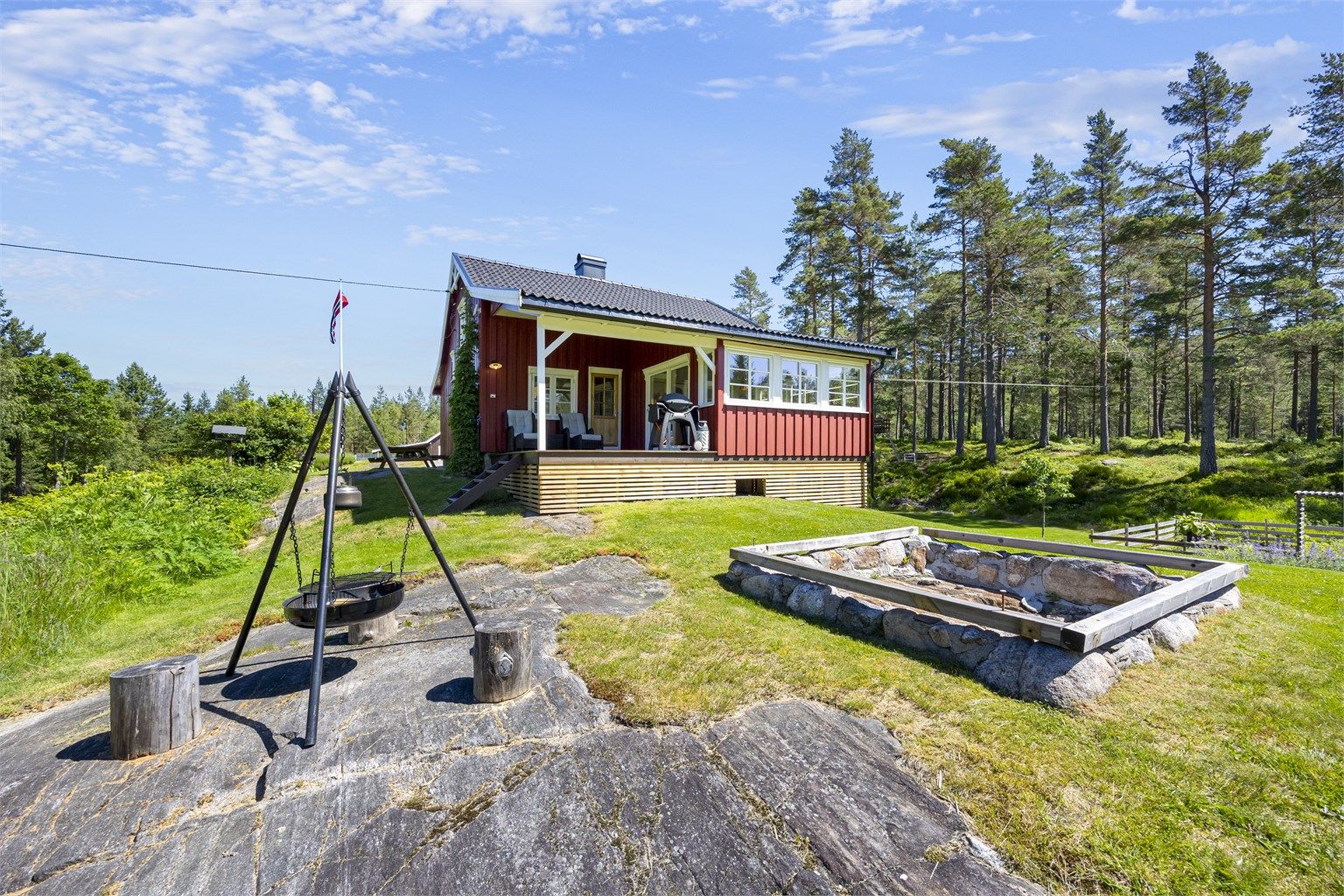 Egen uteplass med bålpanne på et av svabergene på tomten.