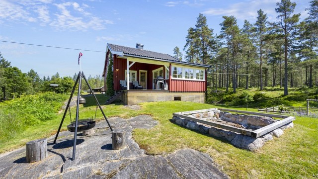 Egen uteplass med bålpanne på et av svabergene på tomten.