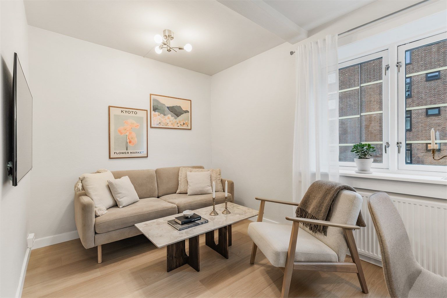 Stuen har plass til sofa, salongbord og TV-seksjon.