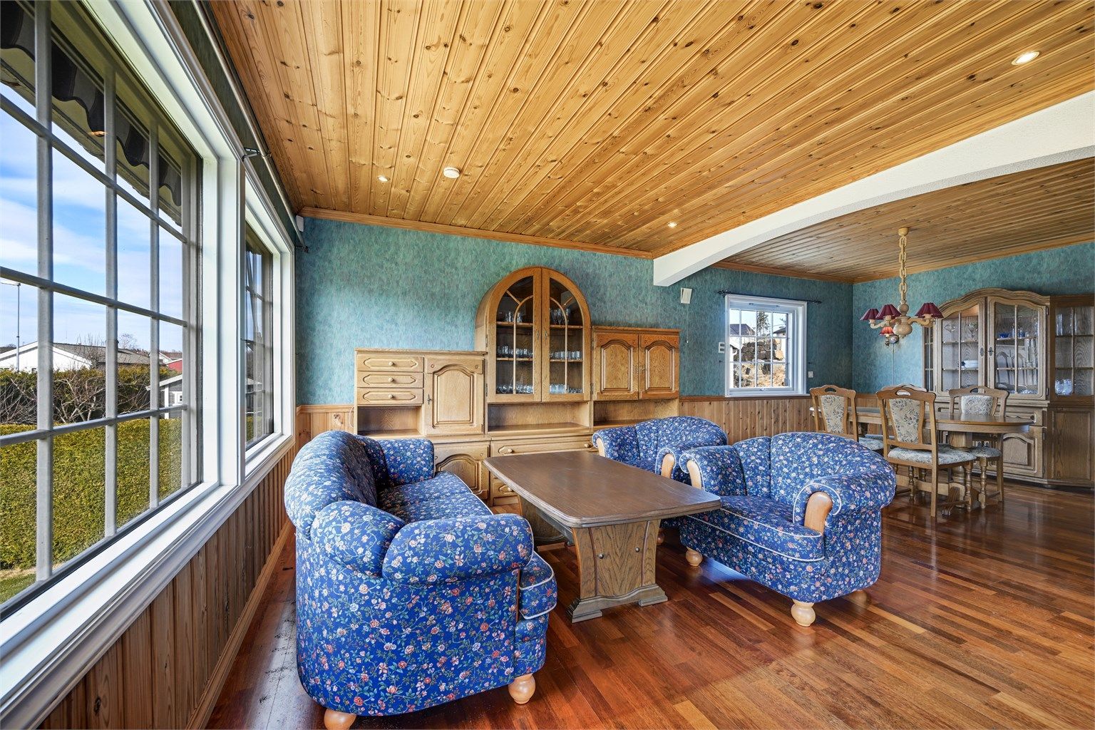 Store vindusflater gir godt med naturlig lys inn i stuen.