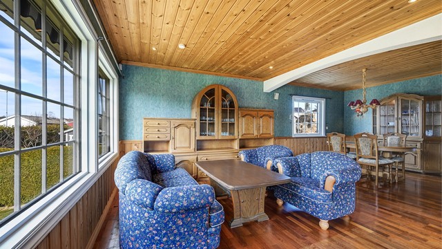 Store vindusflater gir godt med naturlig lys inn i stuen.