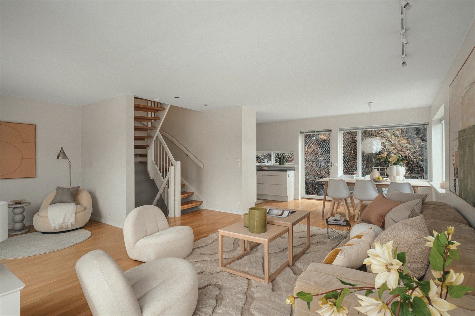 Romslig og sosial stue med åpen planløsning som gjør det enkelt  å etablere flere naturlige soner