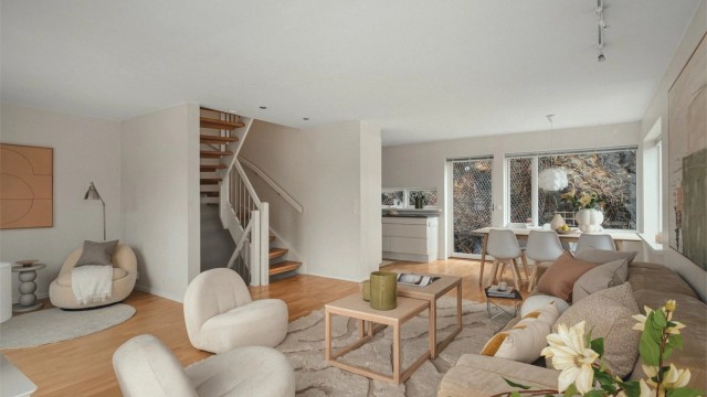 Romslig og sosial stue med åpen planløsning som gjør det enkelt å etablere flere naturlige soner