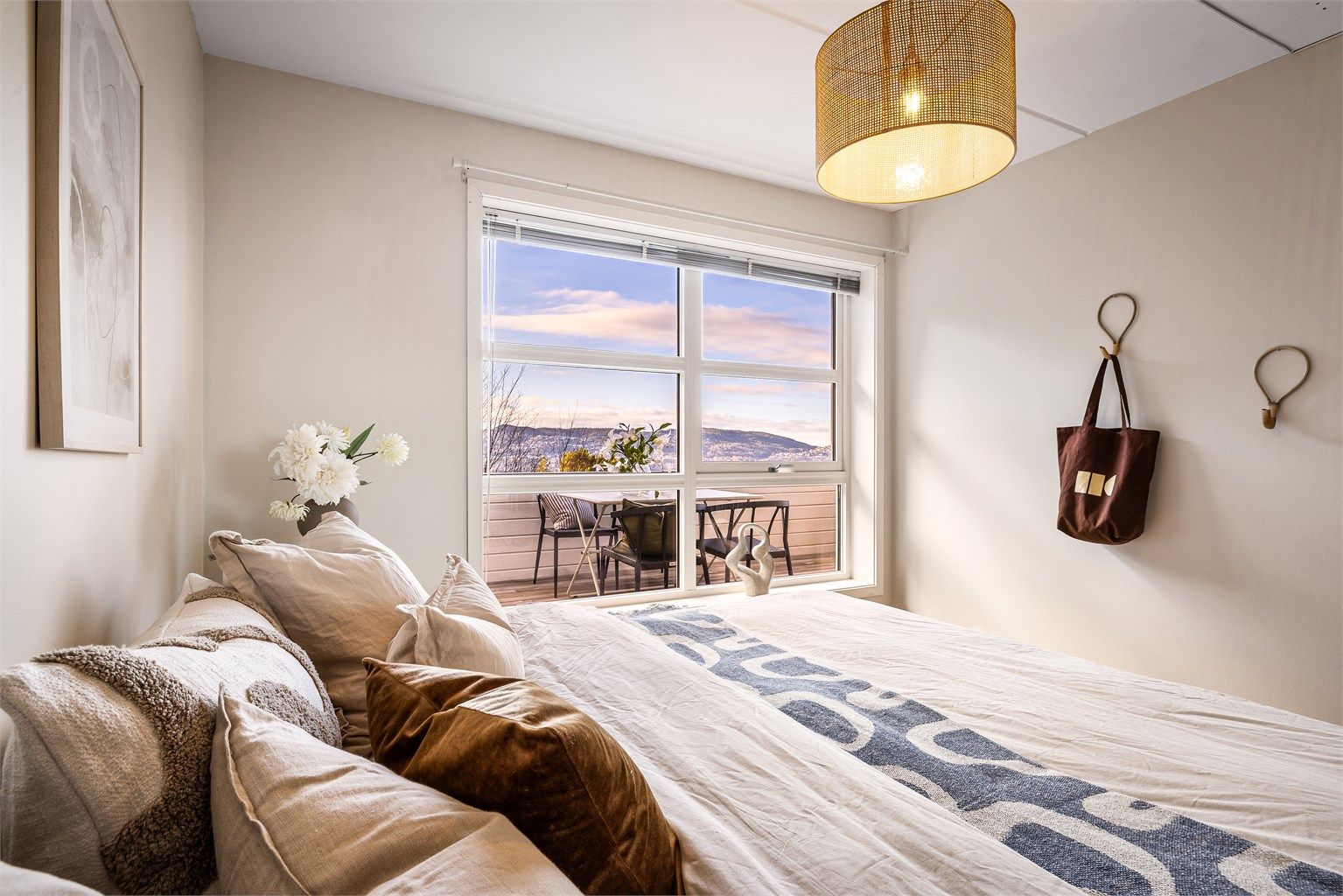 - Herlig hovedsoverom med store vindusflater og nydelig utsikt -