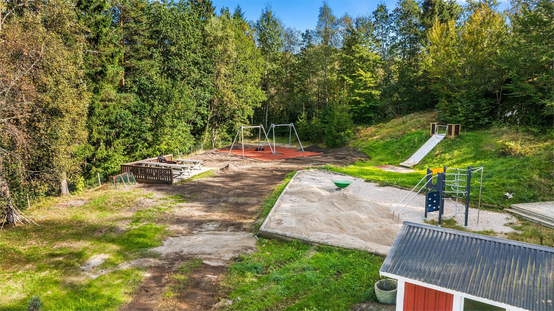 Få meter fra leiligheten er det opparbeidet flott lekeplass til glede for alle i området.