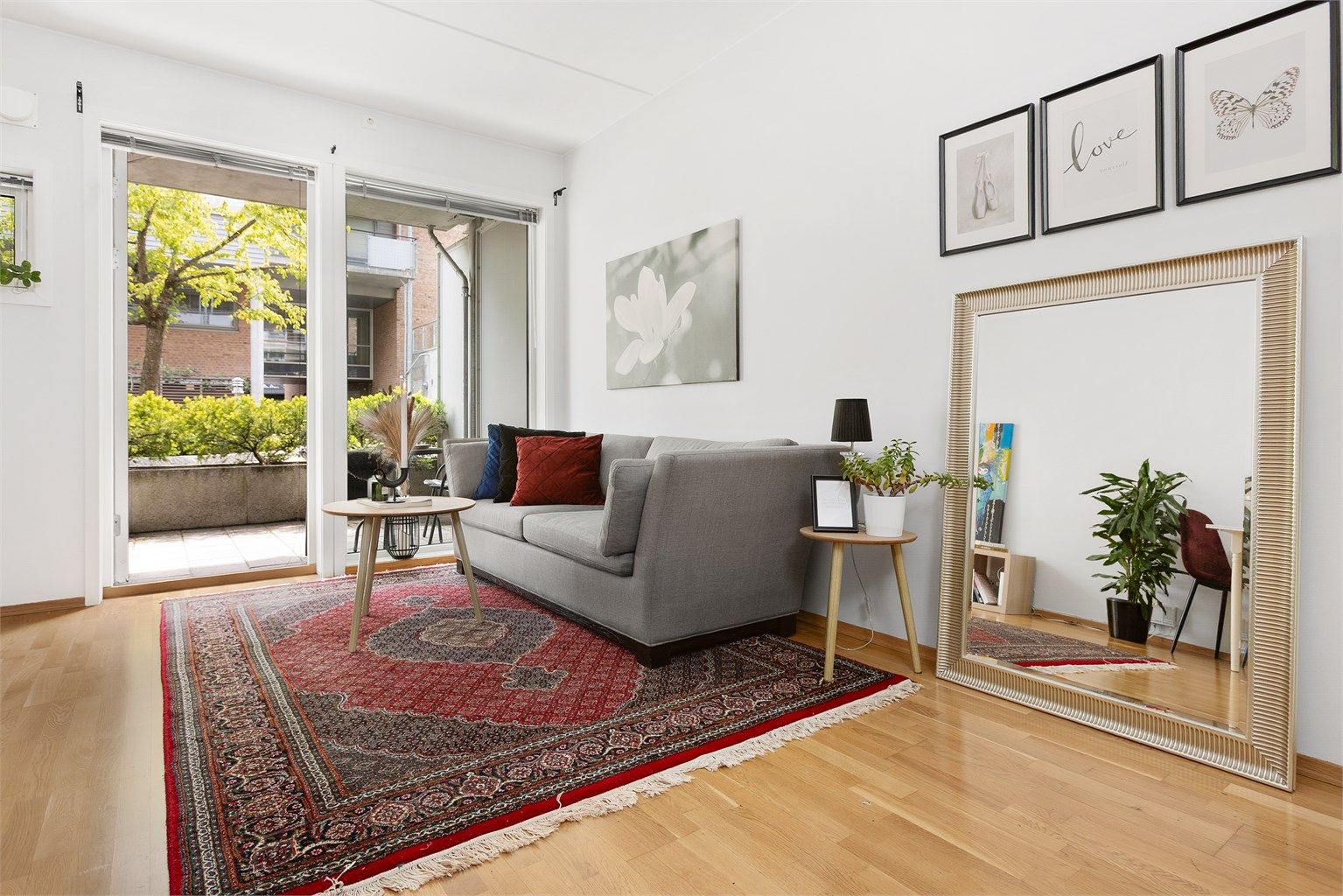 Leiligheten kan innredes med sofa, stuebord, TV-møblement etc. 