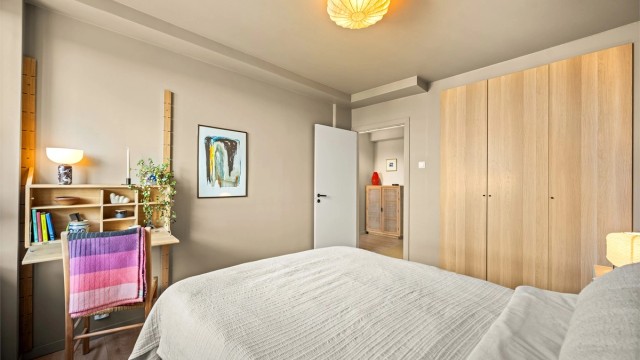 God plass til garderobeskap og en praktisk arbeidsplass ved vinduet.