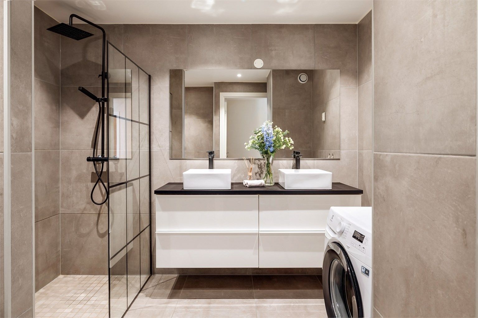 Badet ble overflateoppusset i 2019 og har elektriske varmekabler, doble servanter og opplegg for vaskemaskin.