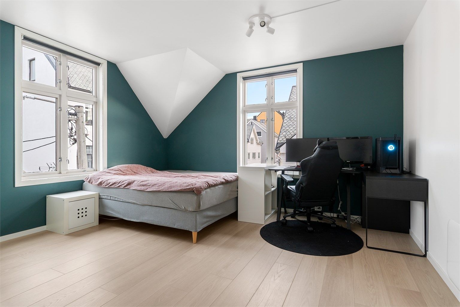 Romslig soverom med god plass til både seng, kontorplass og garderobe