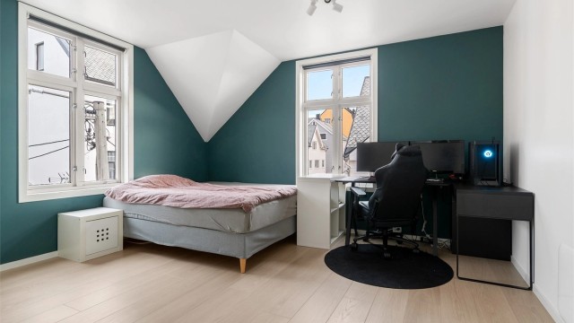Romslig soverom med god plass til både seng, kontorplass og garderobe