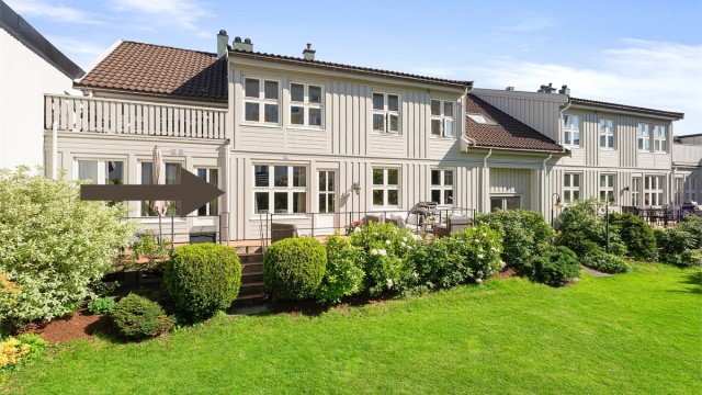 Velkommen til Rådhusgata 27, en meget pen selveier med fast p-plass i kjeller, nydelig uteområde i rolige, skjermede omgivelser.