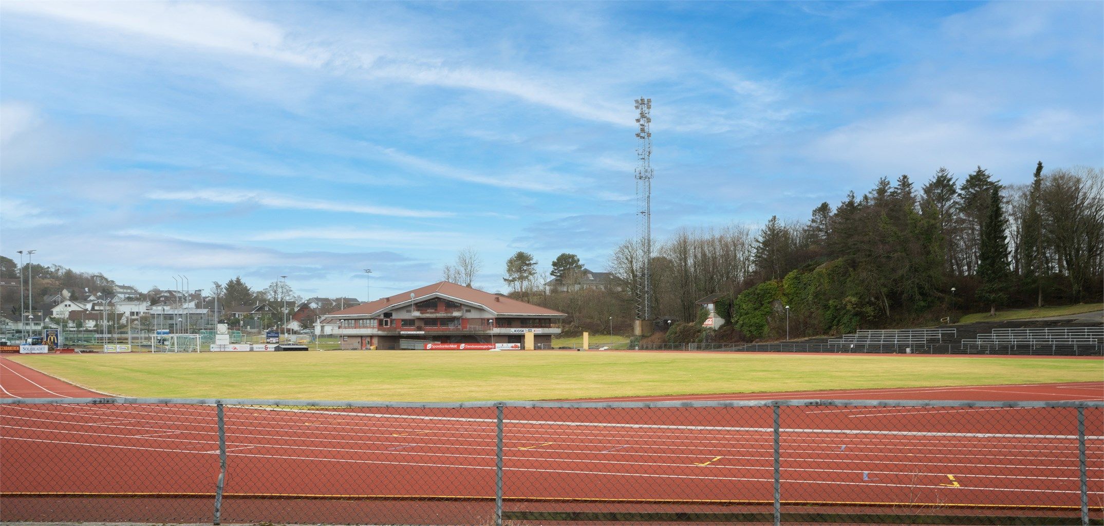 Området byr på et godt utvalg fritidsaktiviteter, med idrettsanlegg som Vår Energi Arena Forus.