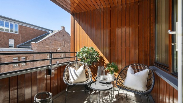 Velkommen til Lille Bislett 4.
Inntrukket, sydvendt balkong på ca. 5 kvm.