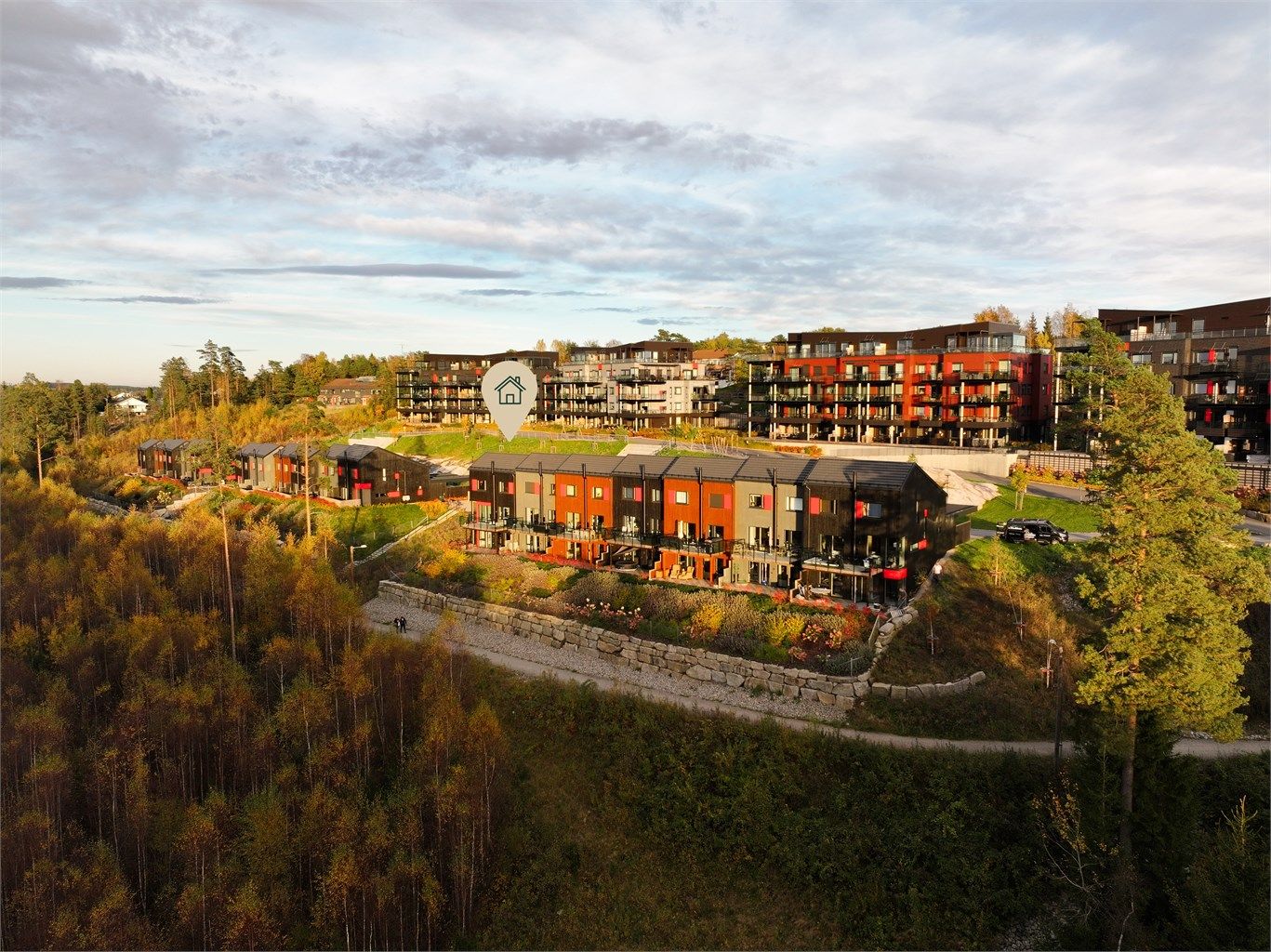 Husrekken som sto ferdig i slutten av 2022 ligger høyt og fint i terrenget, i første rekke mot marka med vestvendt utsikt.