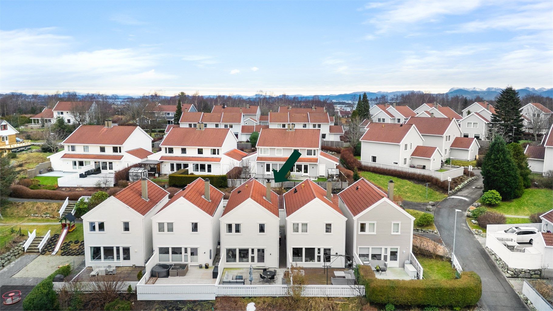 Innholdsrikt rekkehus i barnevennlig område m/3 sov, kontor, bad, wc og stort kjøkken. Garasje, terrasse og 2 boder.  
