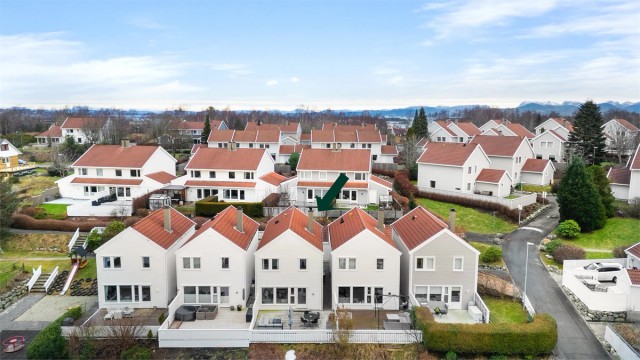 Innholdsrikt rekkehus i barnevennlig område m/3 sov, kontor, bad, wc og stort kjøkken. Garasje, terrasse og 2 boder.