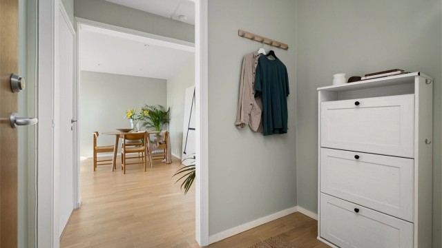 Det første som møter deg er en lys og innbydende entré, som gir et godt førsteinntrykk av leiligheten