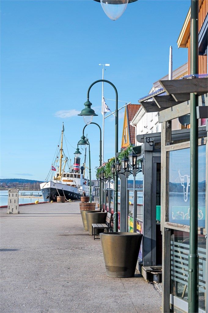 Nyt folkelivet og atmosfæren langs den populære bryggepromenaden.