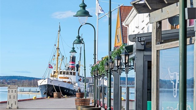 Nyt folkelivet og atmosfæren langs den populære bryggepromenaden.