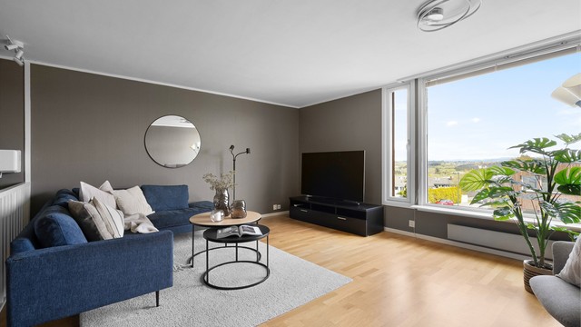 God plass til stor salong og ekstra sittegruppe om ønskelig. Eventuelt et spisebord.