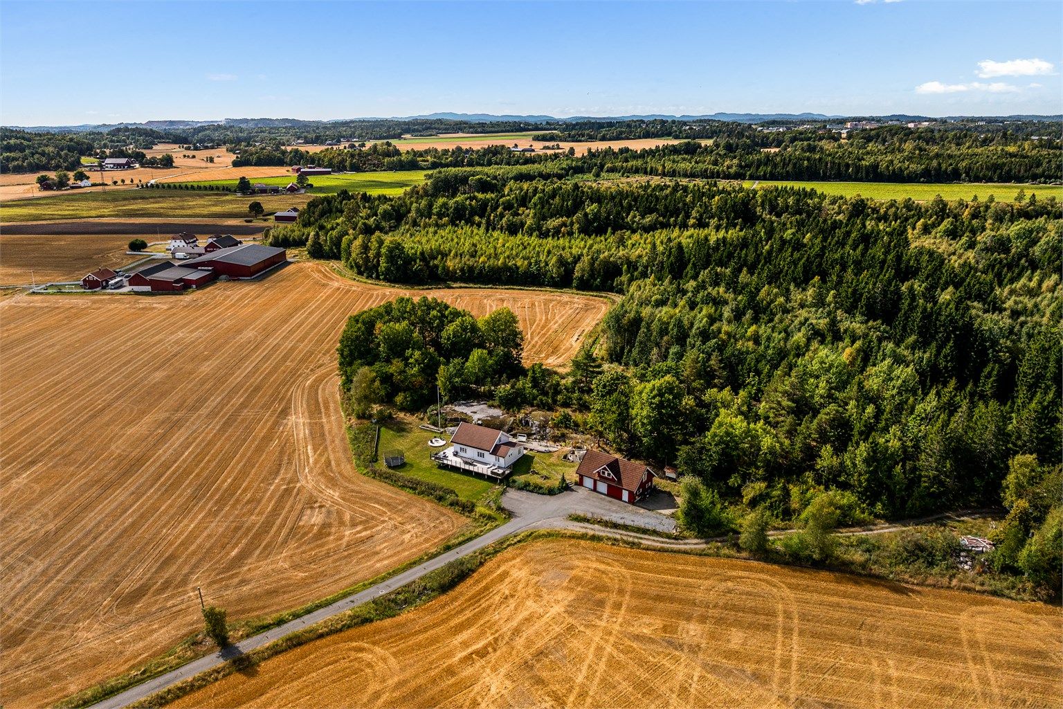 Velkommen til Haugenveien 20 på Furustad! Skogen ligger rett i nærheten og byr på flotte turmuligheter. Foto: [ Kron Media AS ]