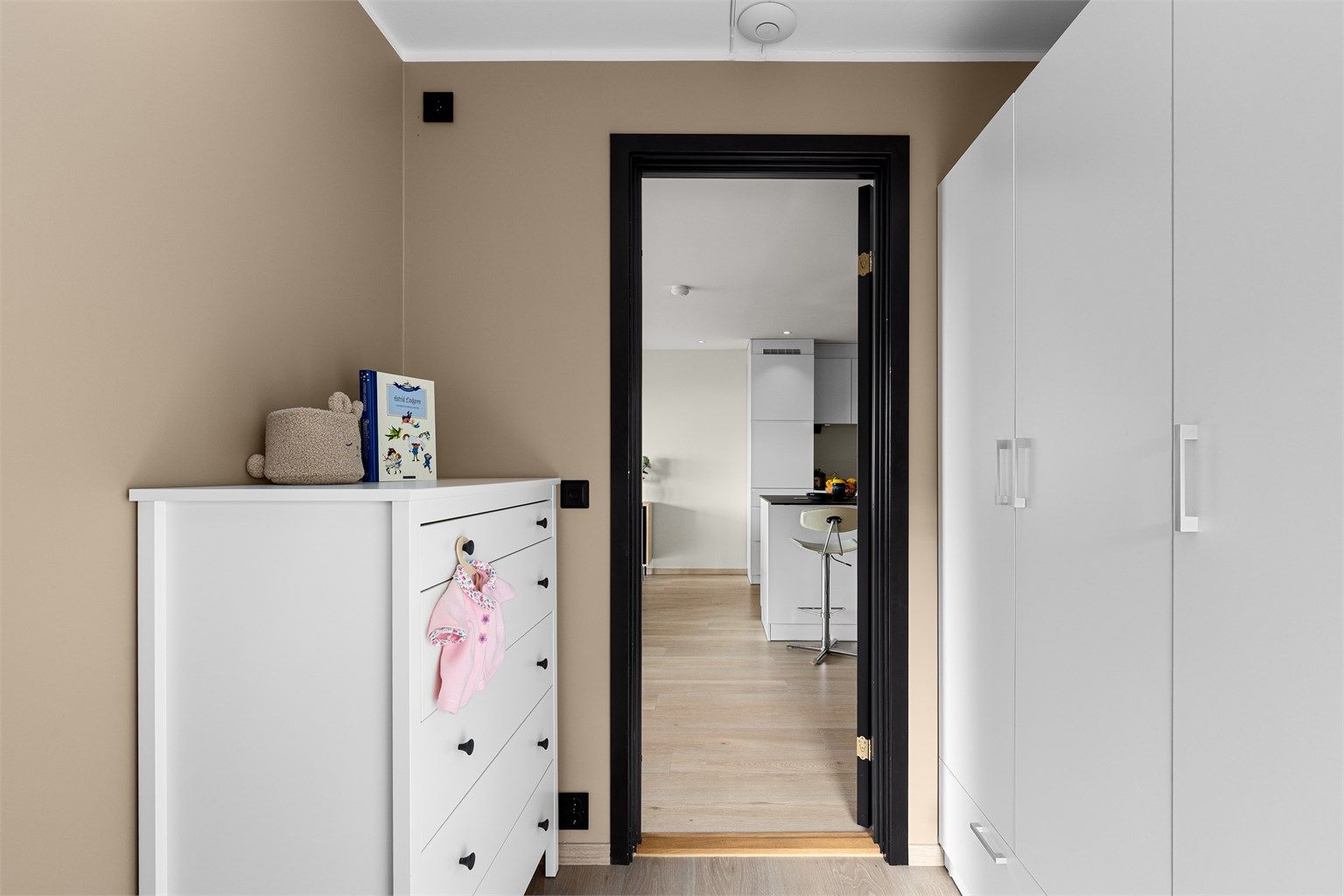 Stort garderobeskap med mye oppbevaringsplass medfølger leiligheten