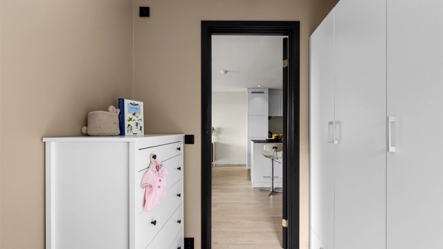 Stort garderobeskap med mye oppbevaringsplass medfølger leiligheten