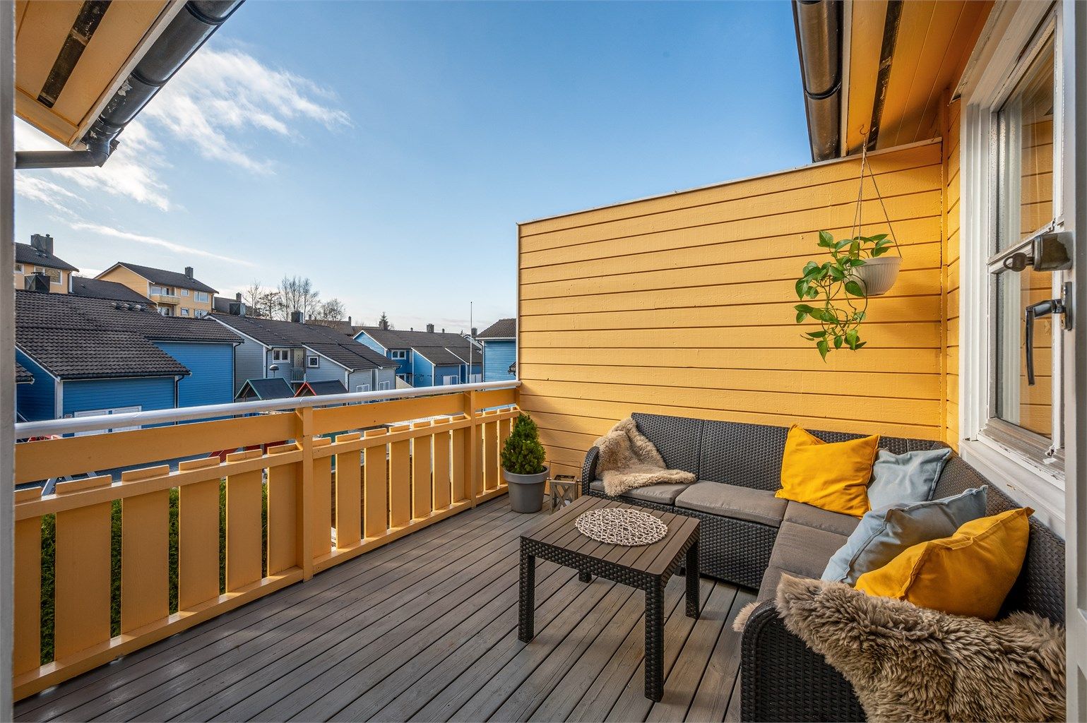 Her nyter du gode solforhold fra kl. 13:00 til 20:00 på sommerstid! En nydelig uteplass til de fine dagene.