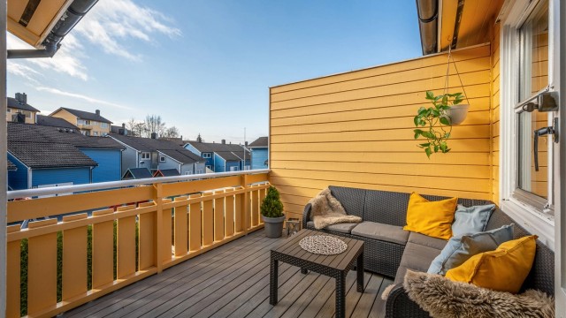 Her nyter du gode solforhold fra kl. 13:00 til 20:00 på sommerstid! En nydelig uteplass til de fine dagene.