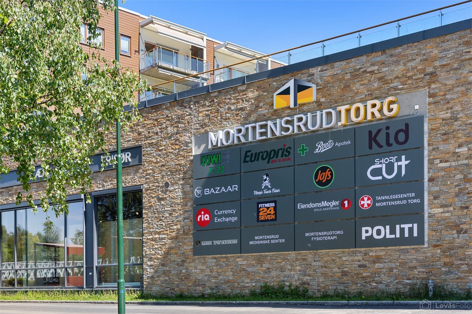 På Mortensrud Torg finner du blant annet dagligvare, apotek og vinmonopol.