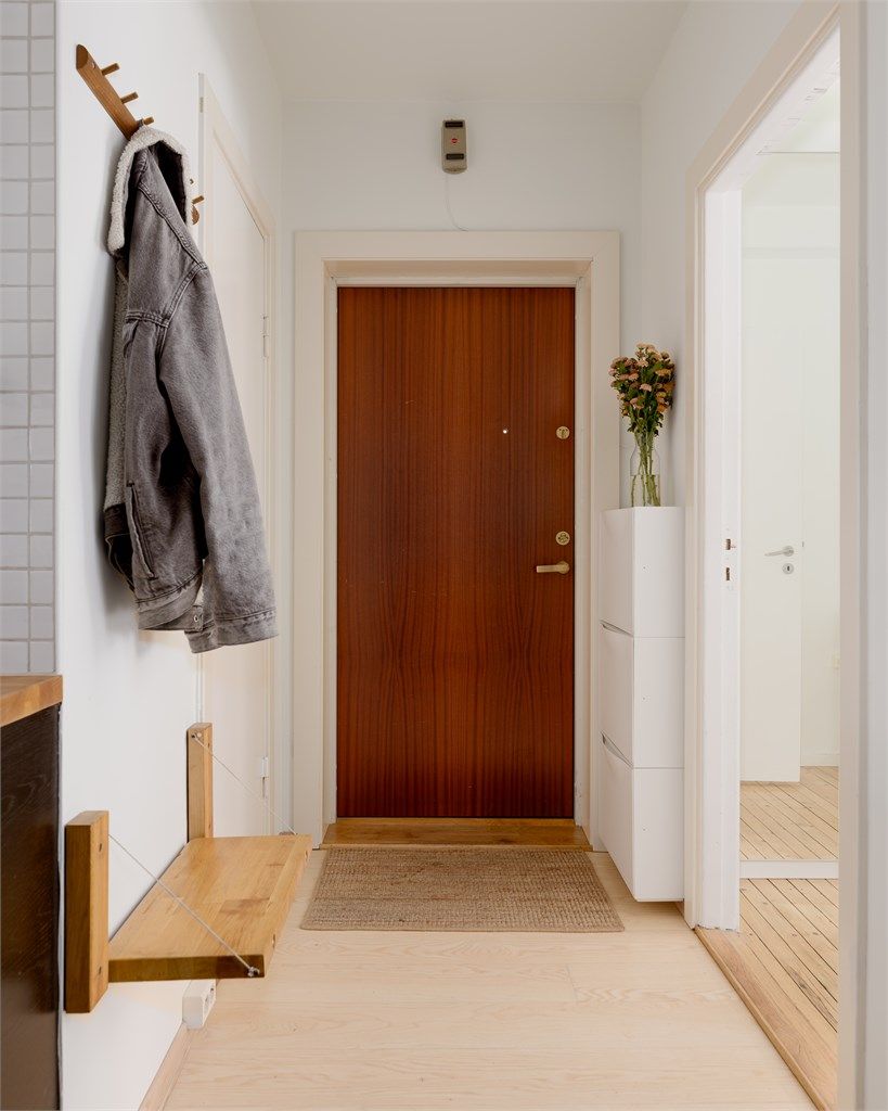 Velkommen inn! Leilighetens entré er lys og innbydende og gir et godt førsteinntrykk av boligen. 
