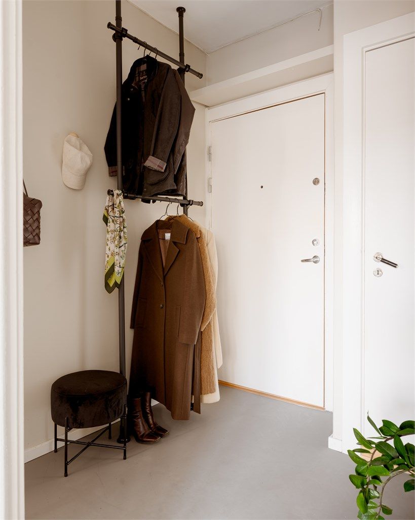 Entréen har plass til yttertøy og sko, og en sikkerhetsdør med brann- og lydklassifisering (B30/db35).