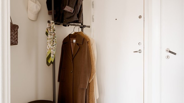 Entréen har plass til yttertøy og sko, og en sikkerhetsdør med brann- og lydklassifisering (B30/db35).