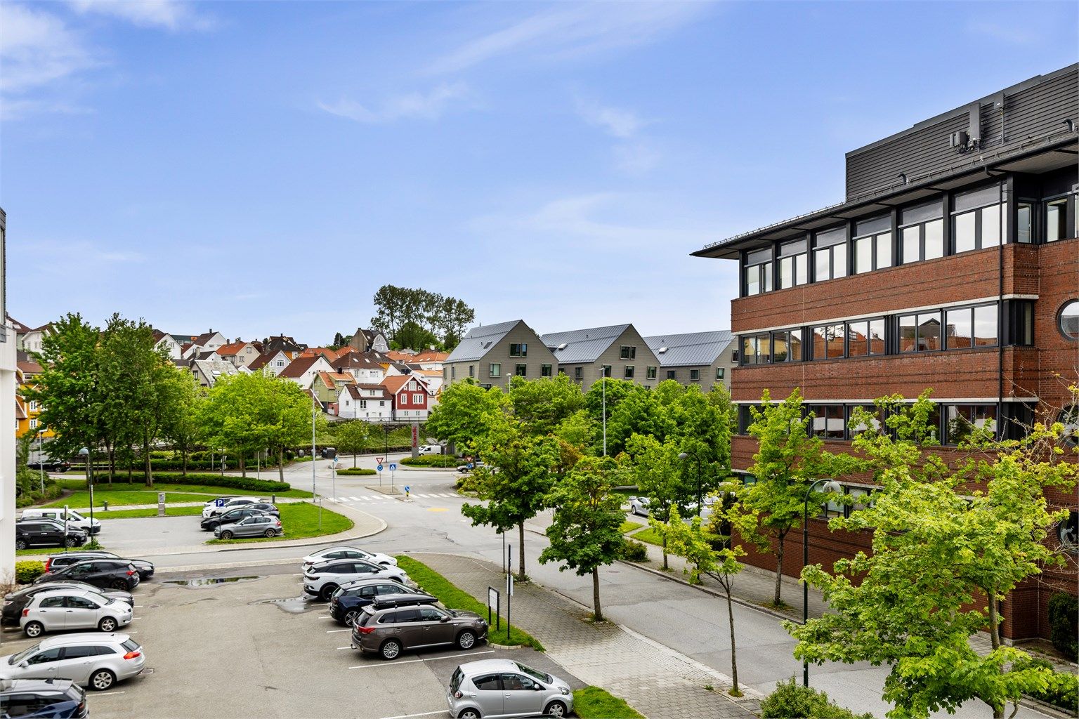 Leiligheten har hyggelig utsyn til grøntområder