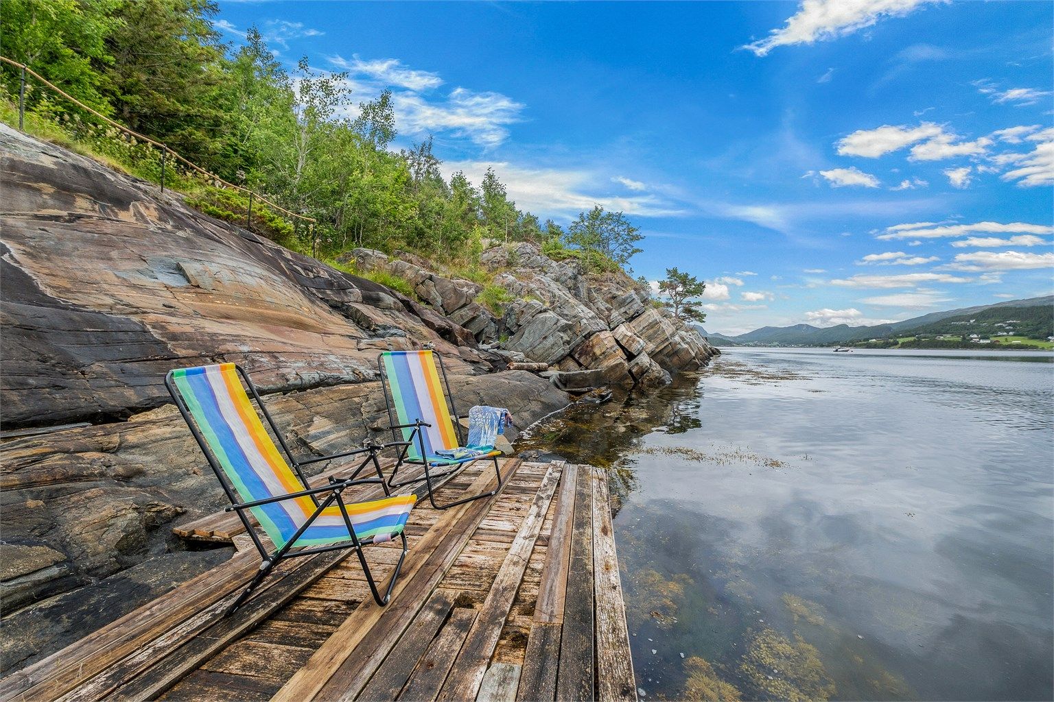 Naustet og tilhørende terrasser oppleves som et herlig sted for avslapning, bading og late sommerdager.