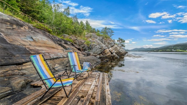 Naustet og tilhørende terrasser oppleves som et herlig sted for avslapning, bading og late sommerdager.